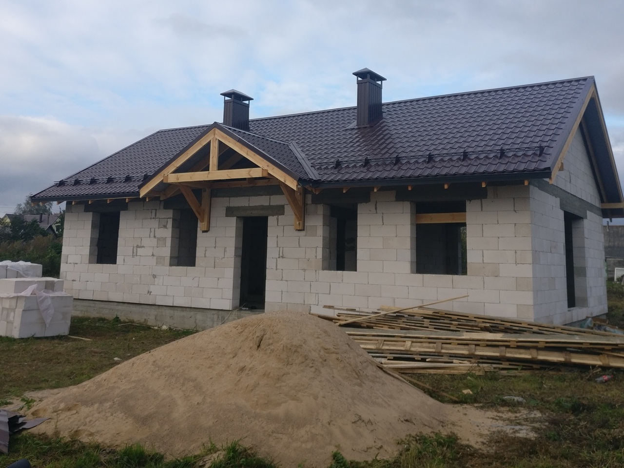 Двускатная кровля с поперечным фронтонным выступом
